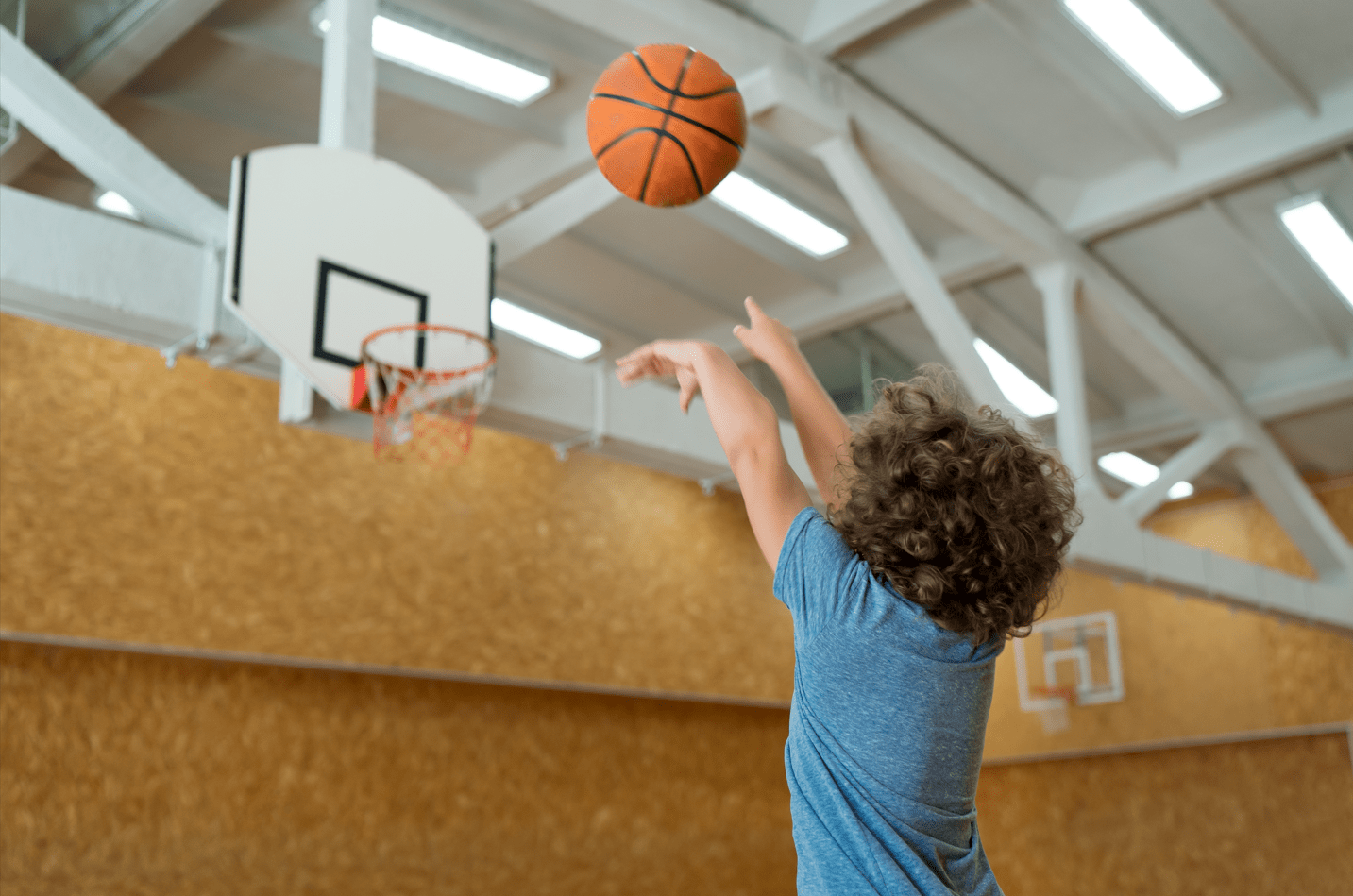 Freepik Enfant coup moyen lancant balle basket min min