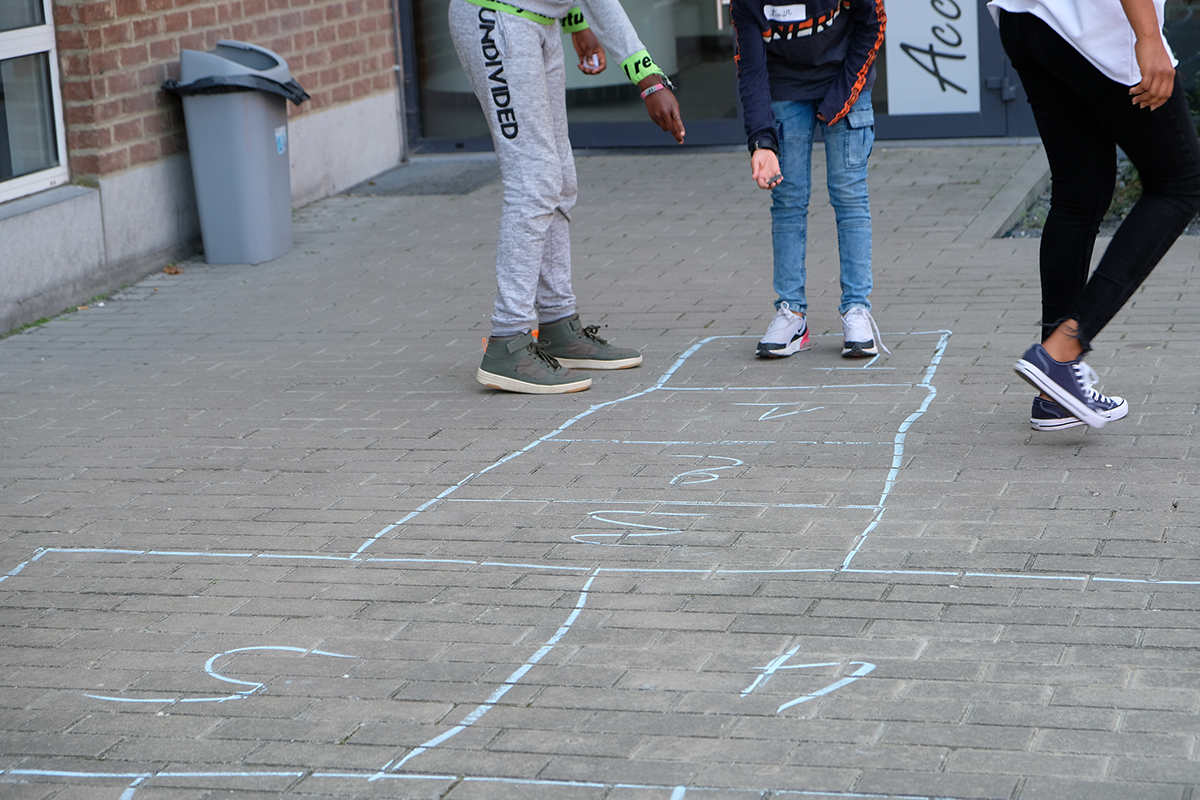 enfants jouants à la marelle