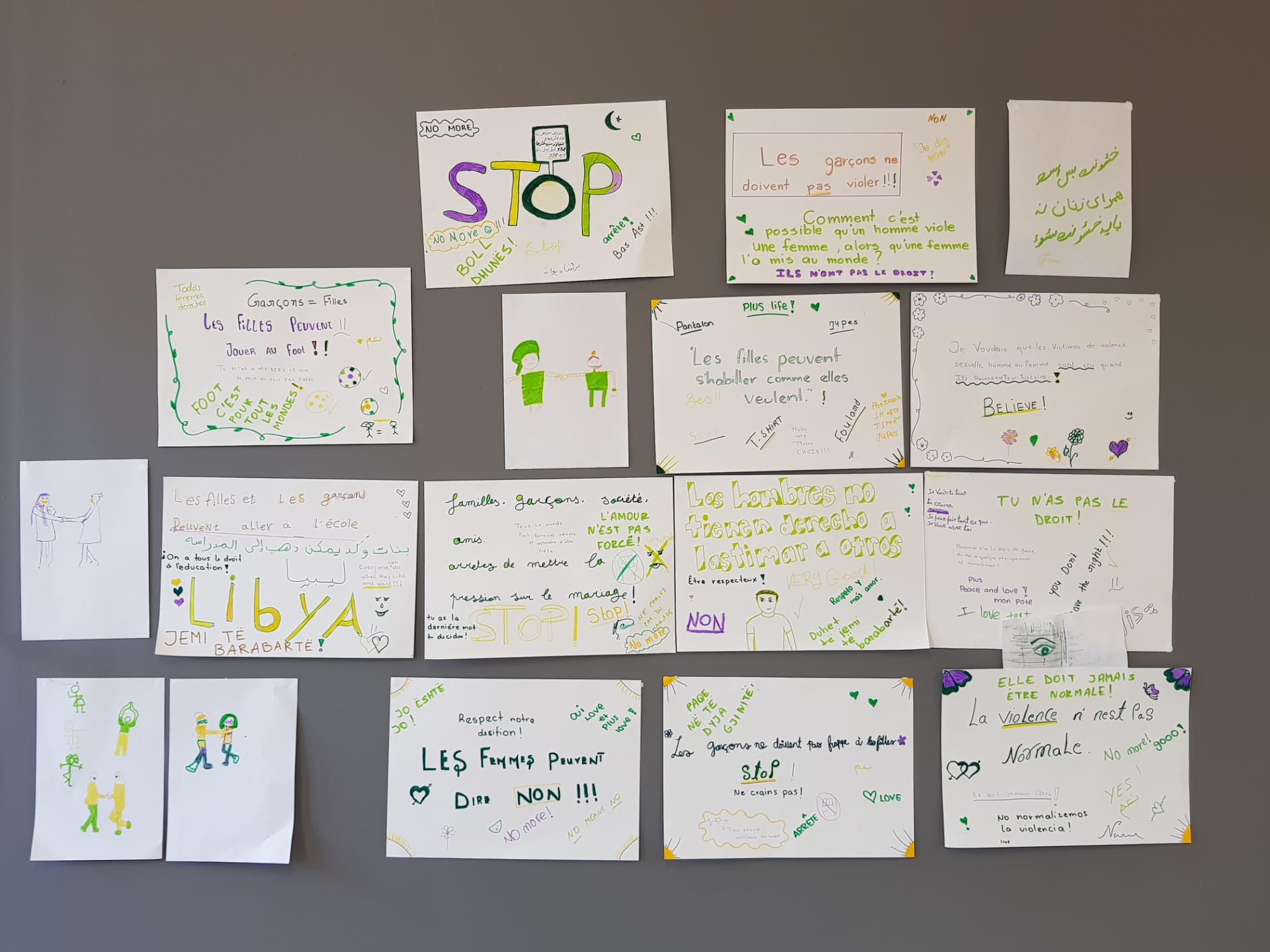 messages des enfants sur un mur